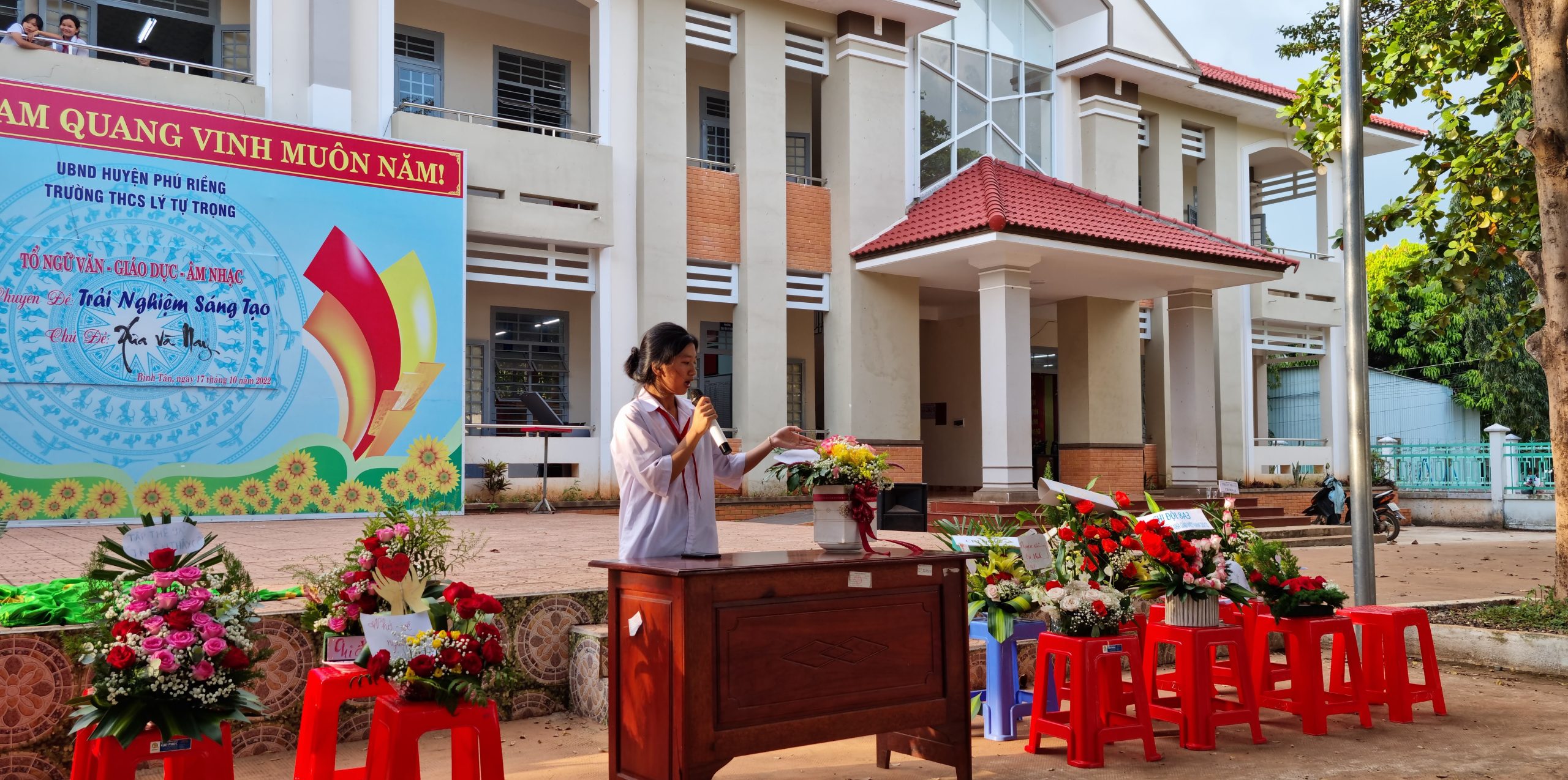 Hình ảnh các em đang say xưa thuyết trình sản phẩm của mình và cảm nghĩ của mình nhân ngày 20/11